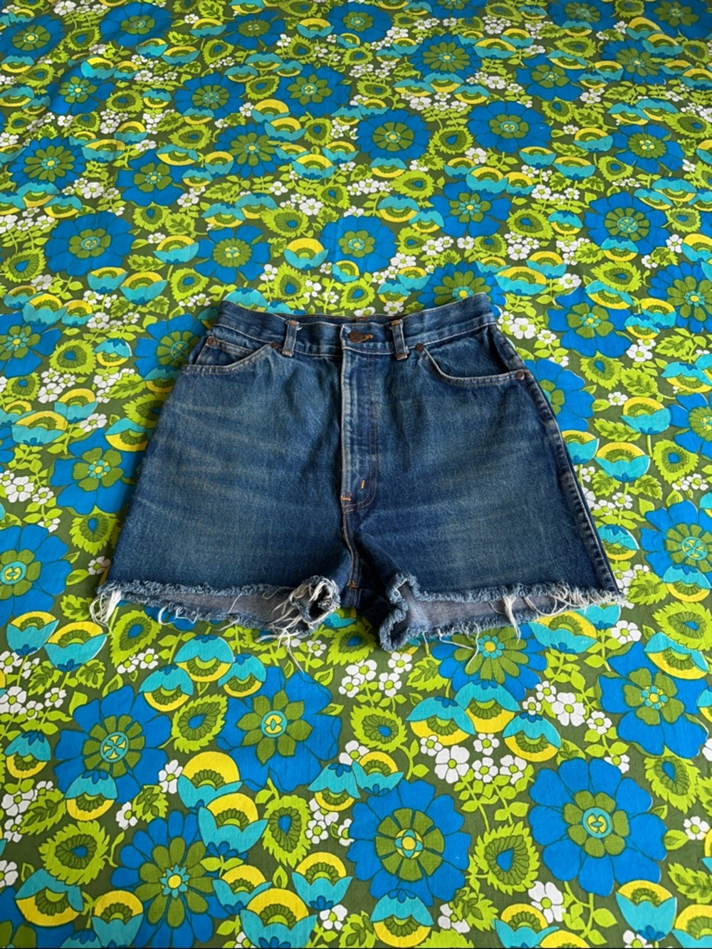 Vintage CHIC Denim 70s 80s Blue cut off Jean Shorts size 10 - Picture 13 of 16